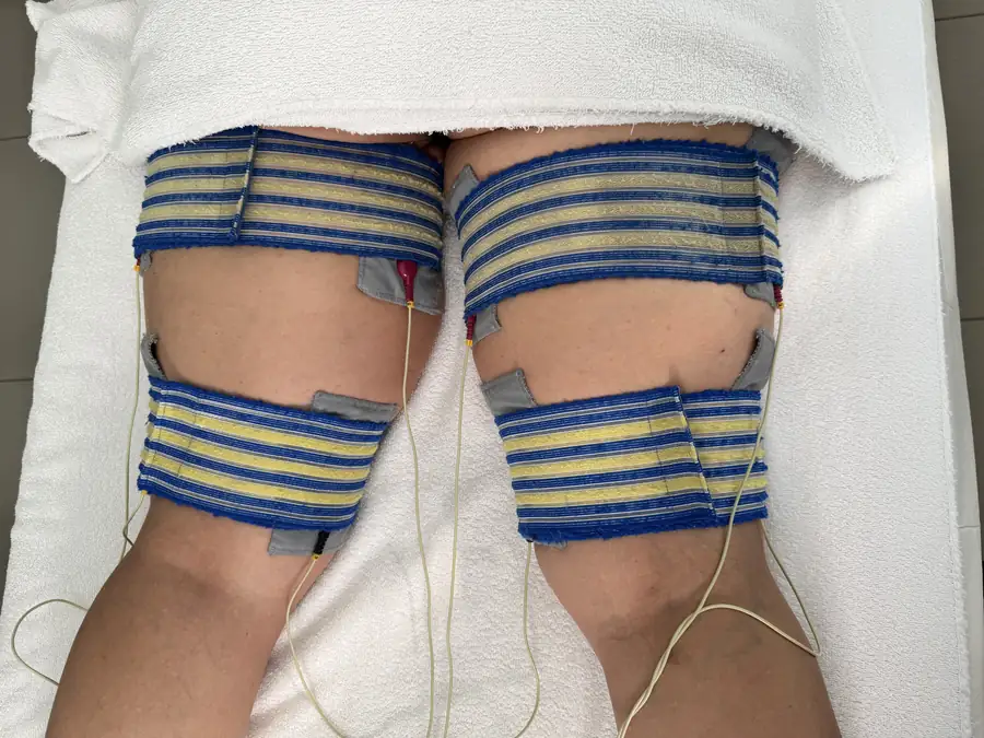 Trattamento di elettrostimolazione corpo con elettrodi sulle cosce in cabina